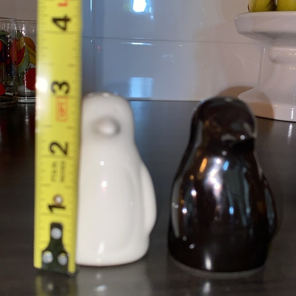 Novelty salt and pepper shakers, white/black penguin porcelain - Picture 11 of 14